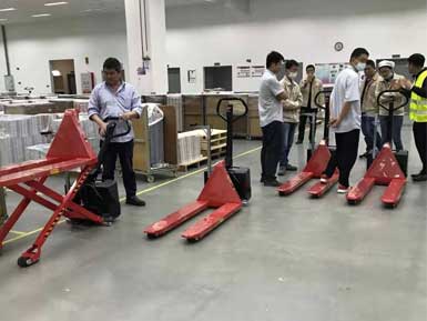 電動高升程搬運(yùn)車交付使用，感謝廠家羅總親自跟客戶講解操作方法！